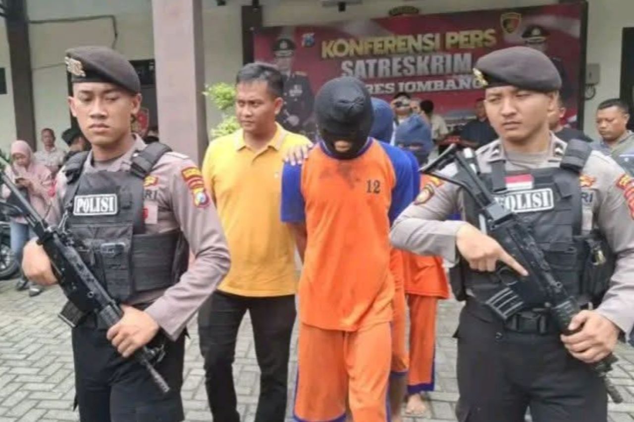 GELANDANG - Tiga pelaku pembunuhan terhadap siswi kelas 12 SMA di Jombang, Putri Regita Amanda (19) diamankan petugas kepolisian setempat seorang diantaranya adalah pacar korban bersama dua temannya saat digelandang di Polres Jombang, Kamis (13/02/2025).