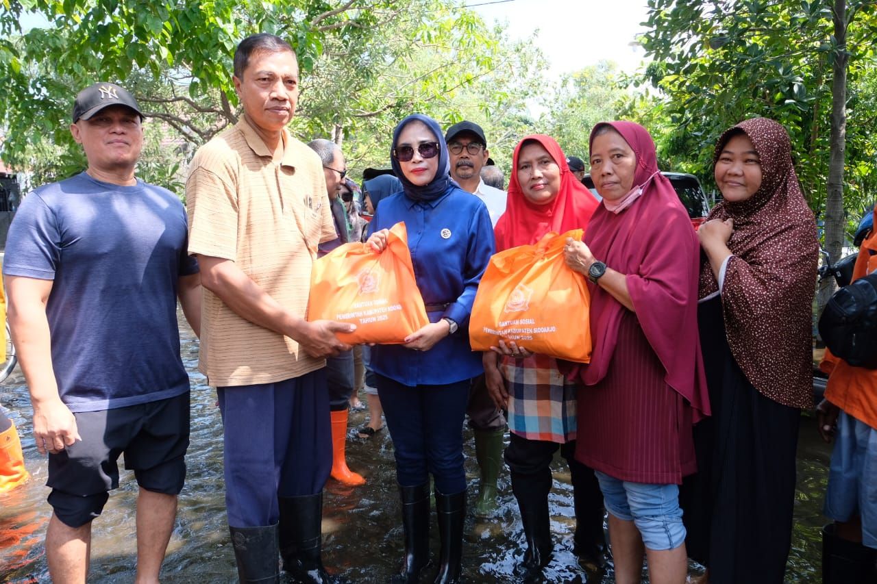 BANTUAN - Wabup Sidoarjo Mimik Idayana menyerahkan bantuan korban banjir di Desa Balongdowo dan Desa Balonggabus, Kecamatan Candi serta Perumahan Bumi Citra Fajar Golf Kecamatan Sidoarjo, Sabtu (01/03/2025).
