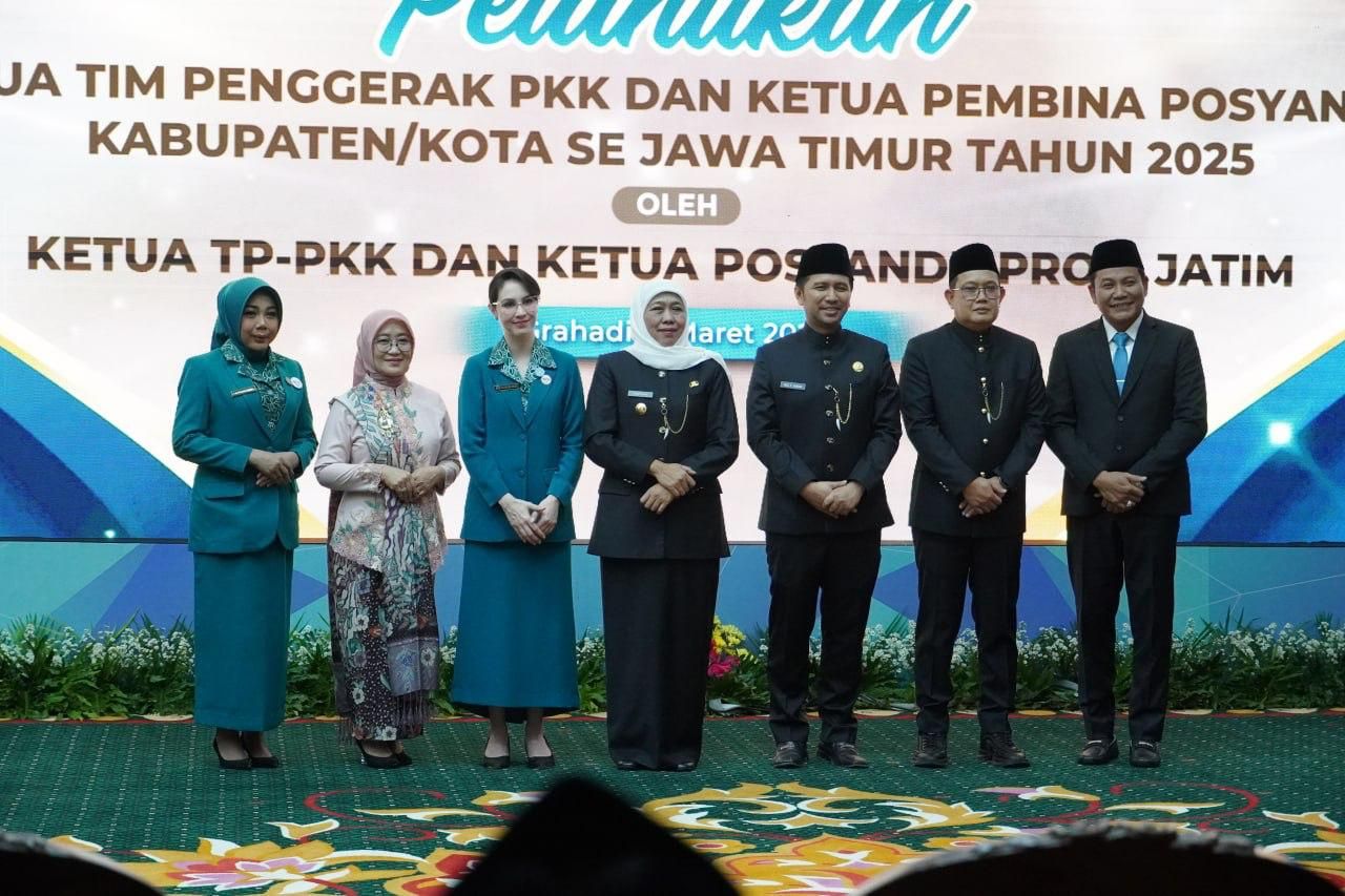 LANTIK - Ketua TP PKK Provinsi Jawa Timur, Arumi Bachsin Emil Dardak melantik 36 Ketua PPK termasuk dr Sriatun Subandi sebagai Ketua TP PKK Kabupaten Sidoarjo di Gedung Negara Grahadi Surabaya, Minggu (02/03/2025).
