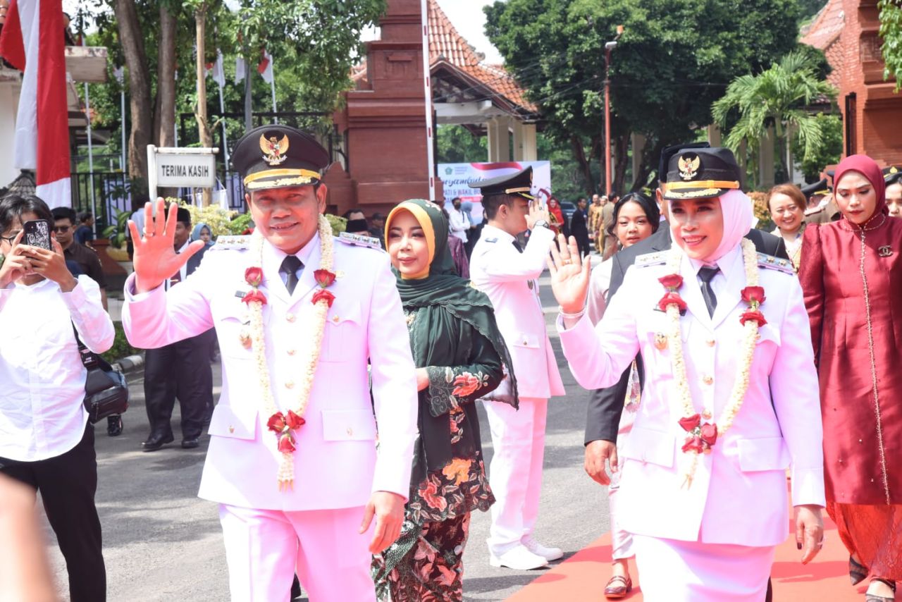 PENYAMBUTAN - Bupati dan Wakil Bupati Sidoarjo, Subandi dan Mimik Idayana mendapatkan amanah masyarakat Sidoarjo memimpin Kabupaten Sidoarjo lima tahun ke depan saat prosesi penyambutan di Pendopo Delta Wibawa, Senin (03/03/2025).