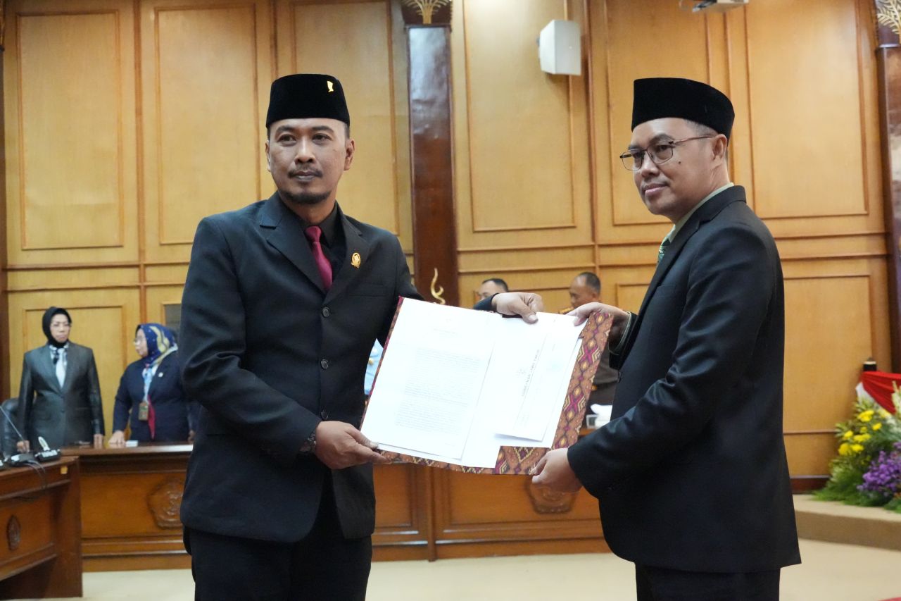PELANTIKAN - Pengambilan sumpah Pergantian Antar Waktu (PAW) anggota sisa masa jabatan 2024-2029 dari almarhum Sudjalil kepada Kusumo Adi Nugroho di Kantor DPRD Sidoarjo, Selasa (04/03/2025).