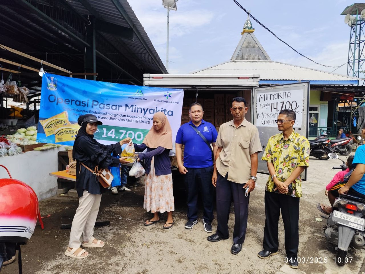 OPERASI - PT Megasurya Mas menggelar pasar murah Minyak Goreng (Migor) di beberapa pasar tradisional di Surabaya dan Sidoarjo untuk menstabilkan harga minyak goreng menjelang Hari Besar Keagamaan dan Nasional (HBKN) bulan Suci Ramadhan 1446 Hijriyah dan I