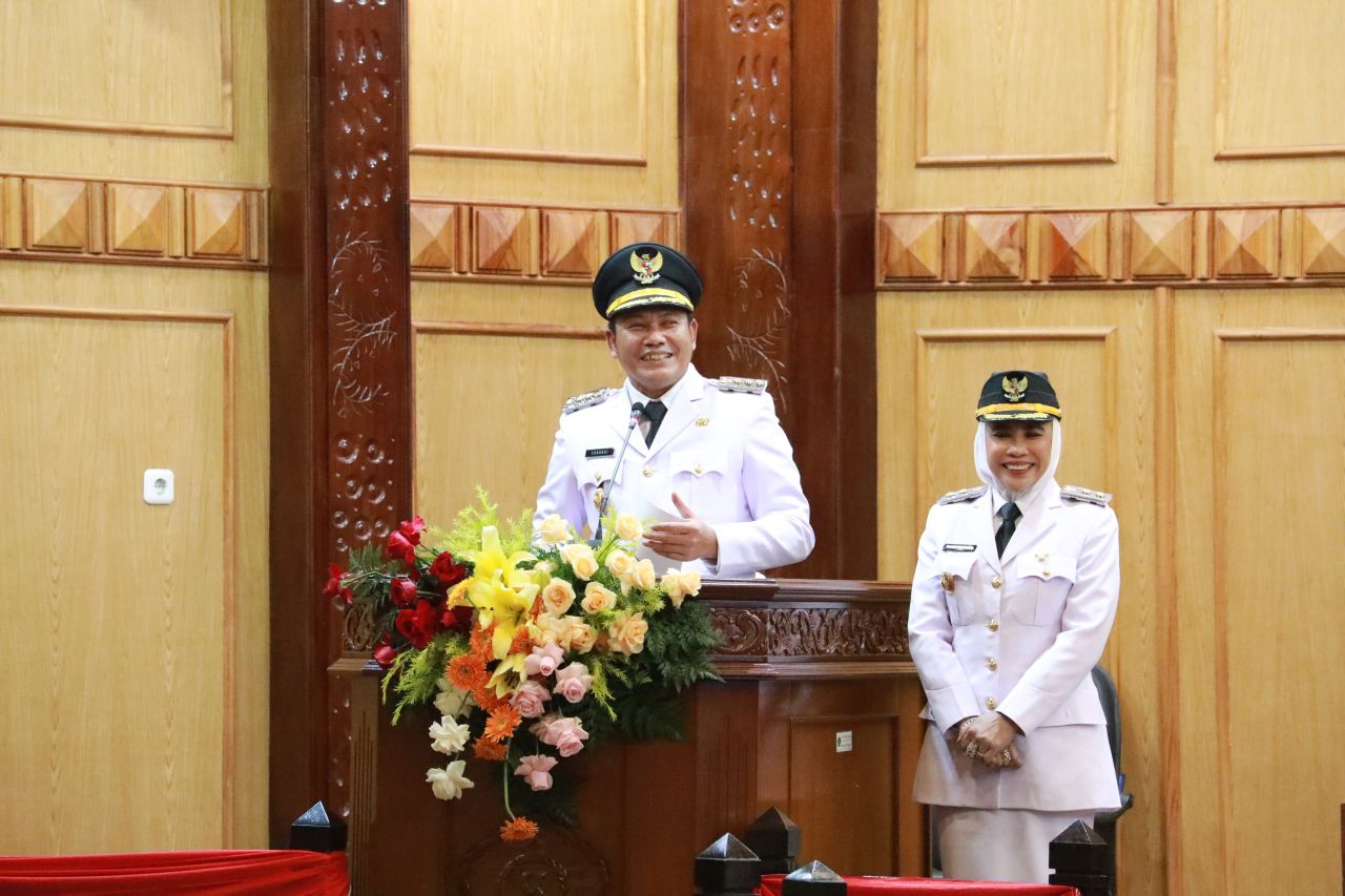PAPARAN - Bupati Sidoarjo Subandi didampingi Wabup Sidoarjo Mimik Idayana menyampaikan visi dan misi lima tahun ke depan dalam Rapat Paripurna di DPRD Sidoarjo, Selasa (04/03/2025).