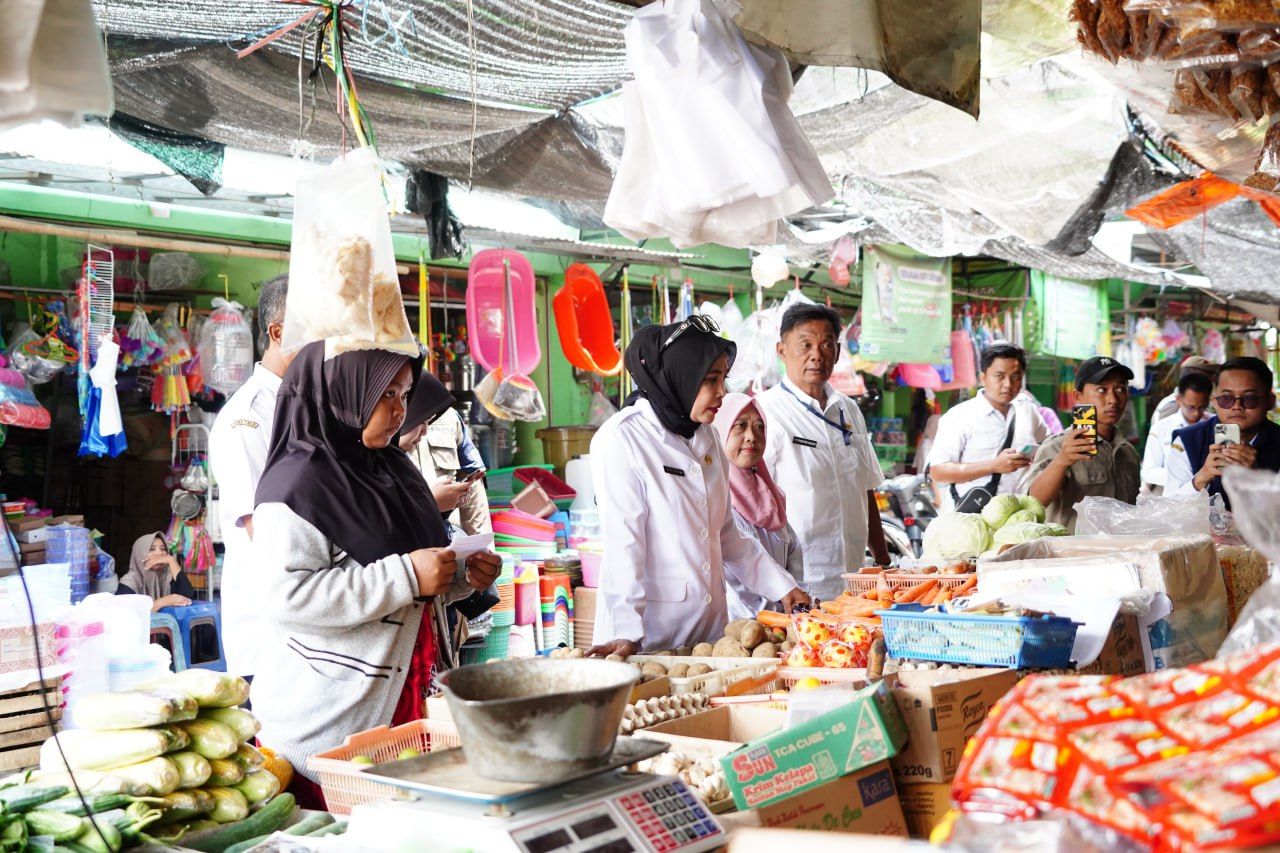 SIDAK - Wakil Bupati (Wabup) Sidoarjo, Mimik Idayana melakukan inspeksi mendadak (sidak) di Pasar Porong, Sidoarjo untuk memastikan ketersediaan bahan pangan pokok selama bulan suci Ramadhan 1446 Hijriyah, Rabu (05/03/2025).