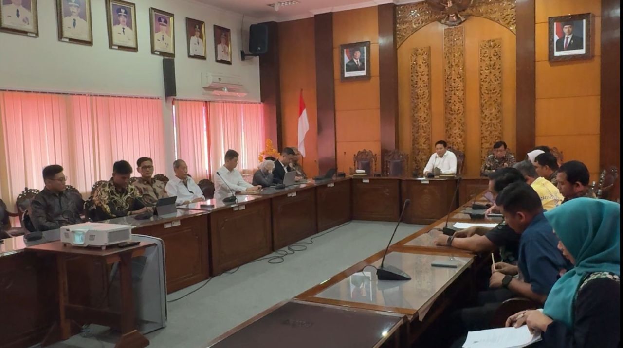 KERJASAMA - Pemkab Sidoarjo terus berupaya mencari solusi inovatif dalam pengelolaan sampah dengan kerja sama dengan perusahaan China Water Industry (CWI) Group Limited asal Tiongkok di Delta Wicaksana, Setda Sidoarjo, Kamis (06/03/2025).