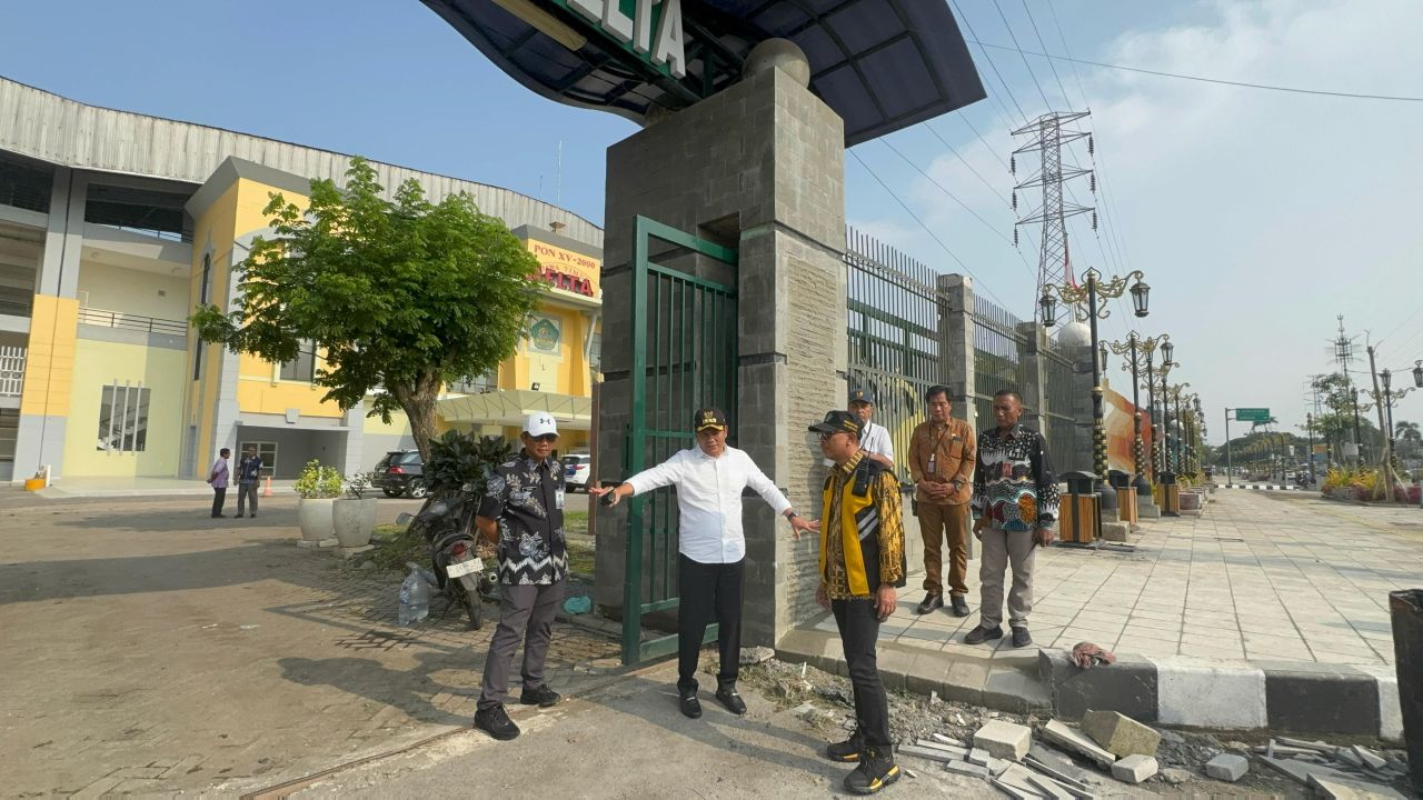 SIDAK - Bupati Sidoarjo Subandi bersama Dinas Pekerjaan Umum Bina Marga dan Sumber Daya Air (PUBM dan SDA), Dinas Lingkungan Hidup dan Kebersihan (DLHK) serta Dinas Pemuda dan Olahraga (Dispora) melakukan Sidak GOR Delta Sidoarjo, Kamis (06/03/2025).