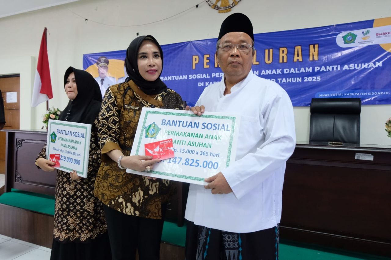 SERAHKAN - Wakil Bupati (Wabup) Sidoarjo, Mimik Idayana menyalurkan Bantuan Sosial Permakanan Anak dalam Panti Asuhan di Kabupaten Sidoarjo Tahun 2025 di Aula Kantor Dinas Sosial (Dinsos) Pemkab Sidoarjo, Kamis (06/03/2025).