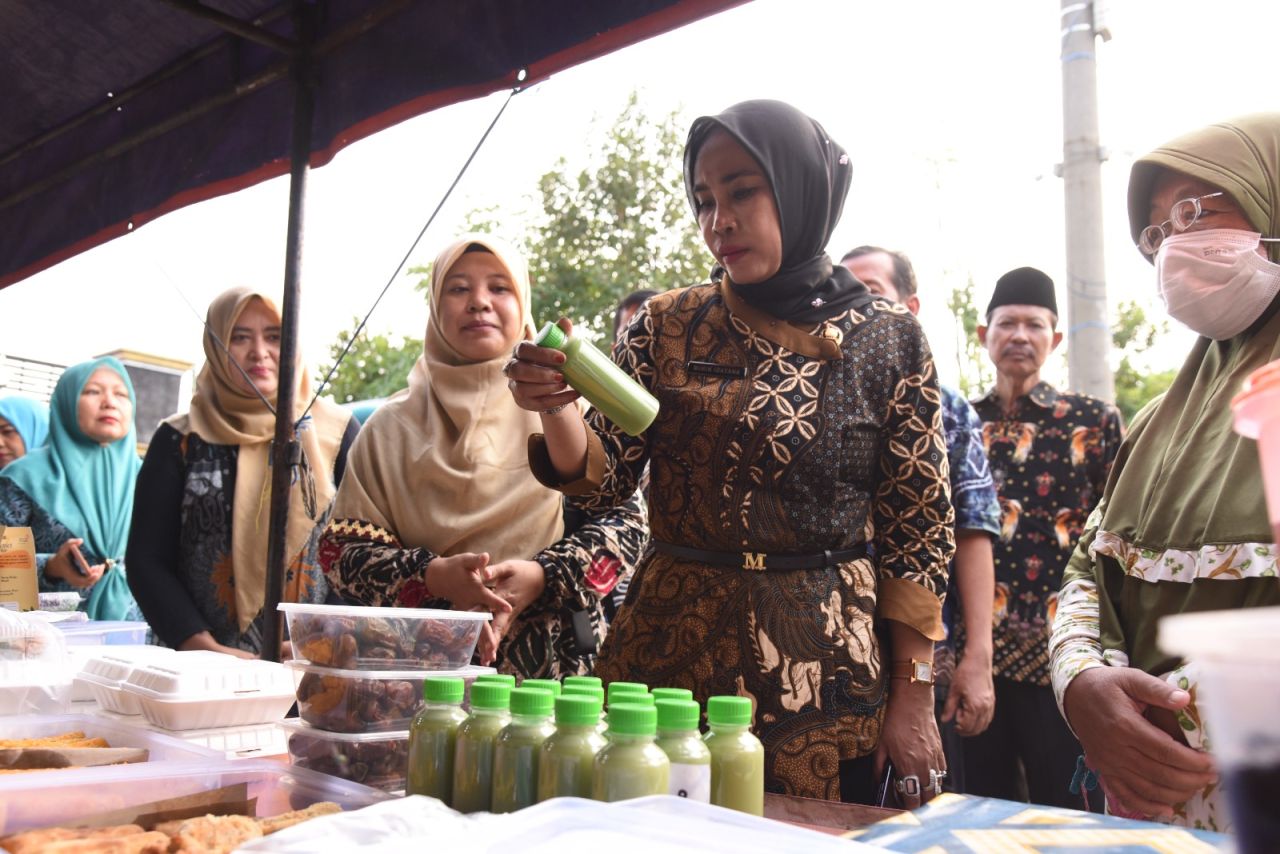 UMKM - Wakil Bupati Sidoarjo, Mimik Idayana tertarik produk UMKM warga Wisma Gilang Permai, Kecamatan Taman, Sidoarjo dan sengaja mengunjungi Bazar Ramadhan Gemati, Kamis (06/03/2025) sore.