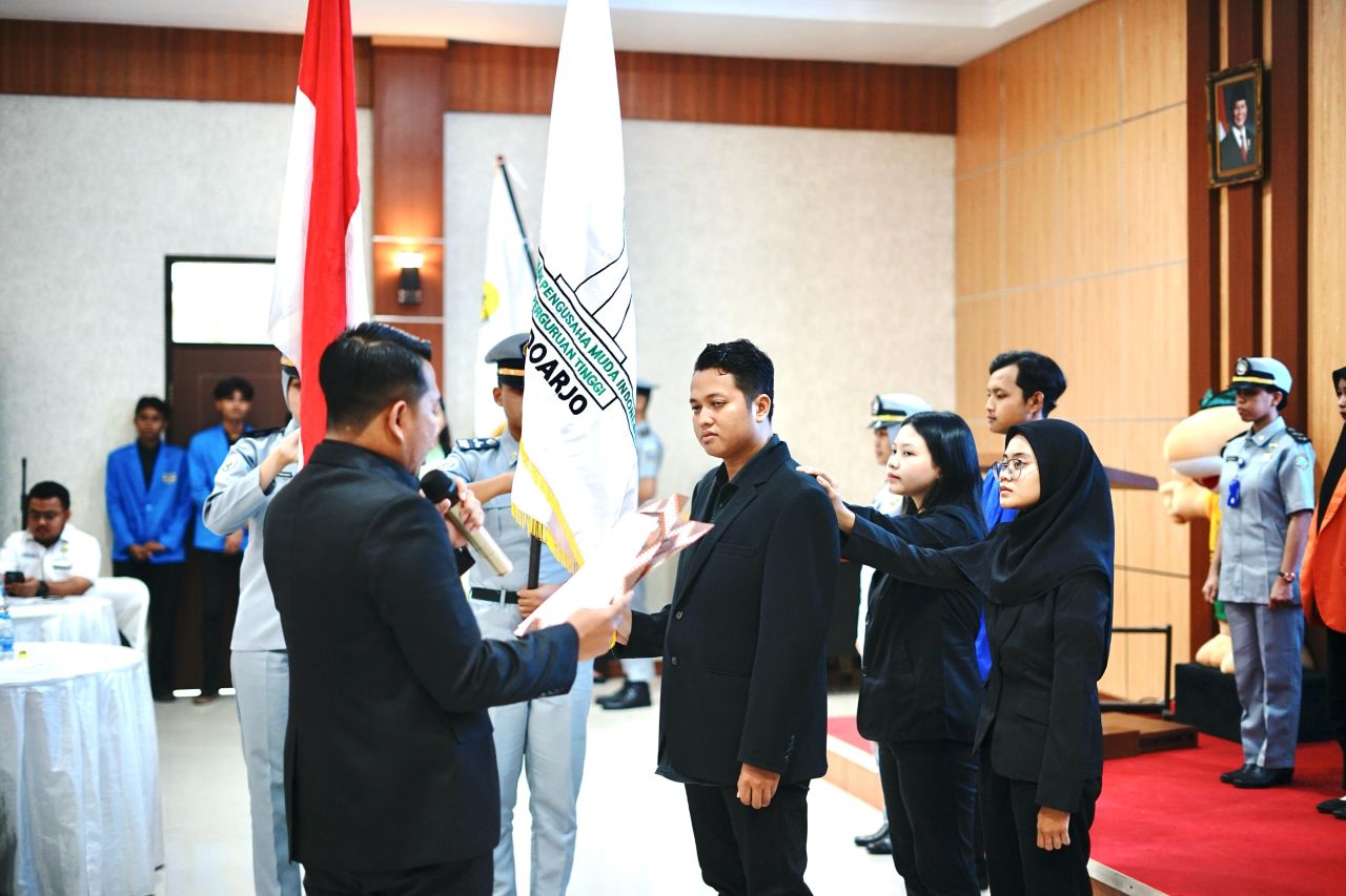 LANTIK - BPC HIPMI Kabupaten Sidoarjo melantik pengurus HIPMI Perguruan Tinggi (HIPMI PT) Kabupaten Sidoarjo yang diketuai Aldinda Rizaldyaji di Gedung Youth Center Dinas Pemuda dan Olahraga (Dispora) Pemkab Sidoarjo, Jumat (07/03/2025).