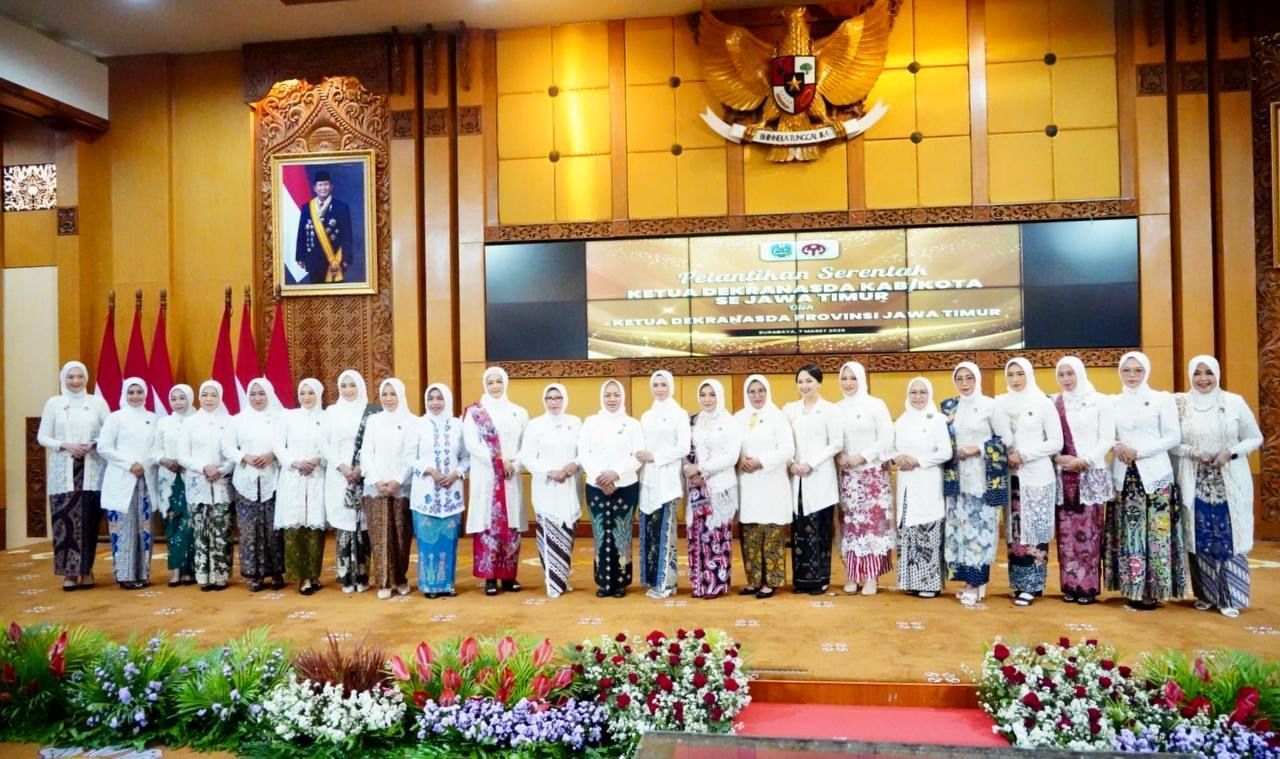 PELANTIKAN - Ketua Dekranasda Provinsi Jawa Timur, Arumi Bachsin Emil Dardak melantik 32 Ketua Dekranasda Kabupaten/Kota se provinsi Jawa Timur secara serentak di Kantor Sekretariat Provinsi Jawa Timur, Jum'at (07/03/2025).