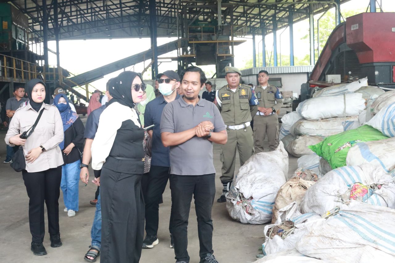 SIDAK - Wakil Bupati (Wabup) Sidoarjo, Mimik Idayana ditemani Kepala DLHK Pemkab Sidoarjo M Bahrul Amiq saat melakukan Inspeksi Mendadak (Sidak) ke Tempat Pembuangan Akhir (TPA) Griyo Mulyo, di Kecamatan Jabon, Sidoarjo, Sabtu (08/03/2025).
