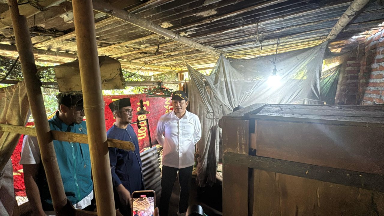SIDAK - Bupati Sidoarjo, Subandi melakukan Inspeksi Mendadak (Sidak) di dua Rumah Tidak Layak Huni (RTLH) milik warga Desa Jiken, Kecamatan Tulangan dan Desa Kedungwonokerto, Kecamatan Prambon, Minggu (09/03/2025).
