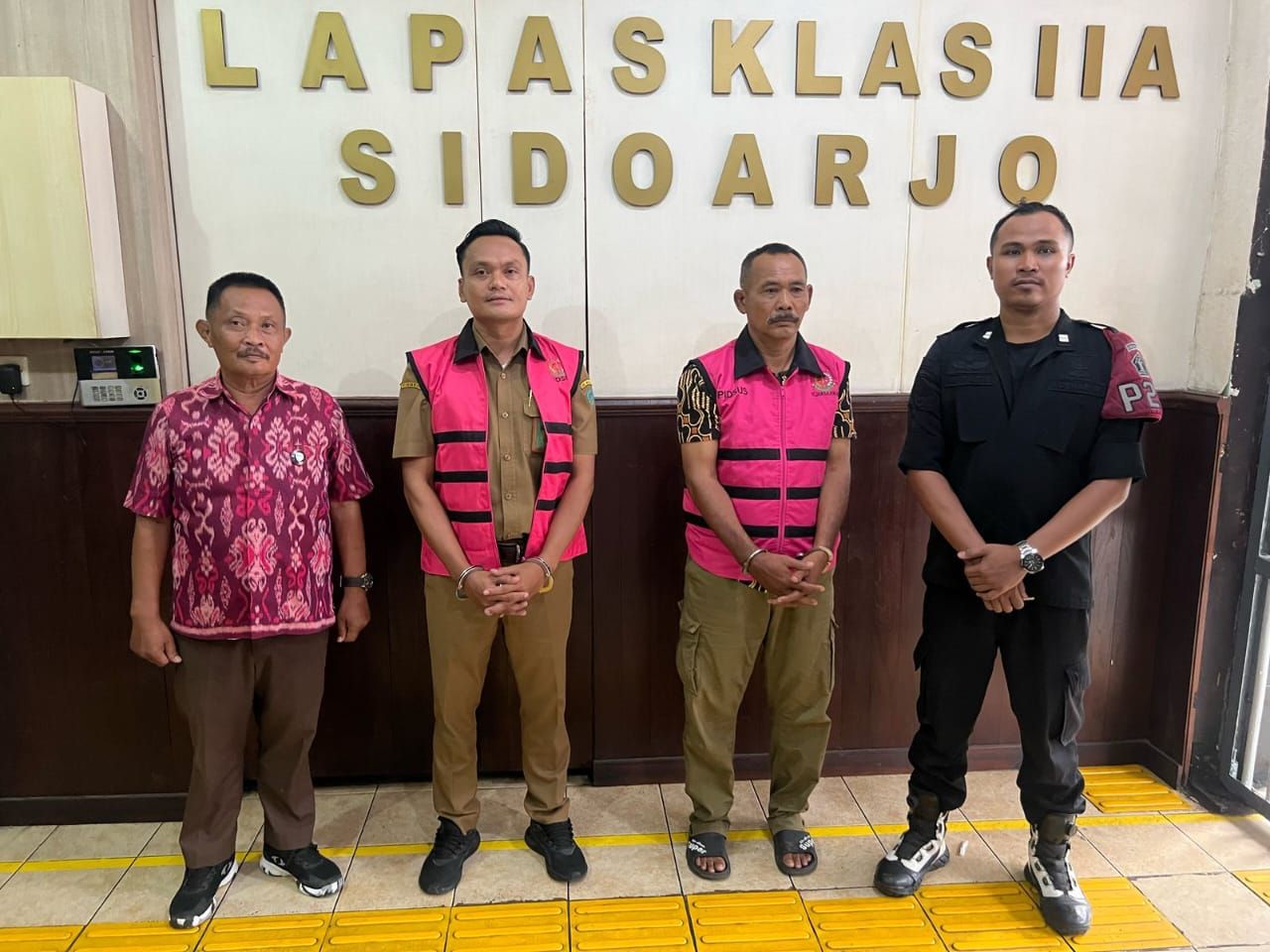 TAHAN - Tim penyidik Pidsus Kejari Sidoarjo menahan Kades Sidokerto, Kecamatan Buduran, Ali Nasihin beserta Samiun dan Kastain karena diduga kasus jual beli Tanah Kas Desa (TKD) senilai Rp 3,1 miliar dan dilayar ke Lapas Sidoarjo, Senin (10/03/2025) sore.