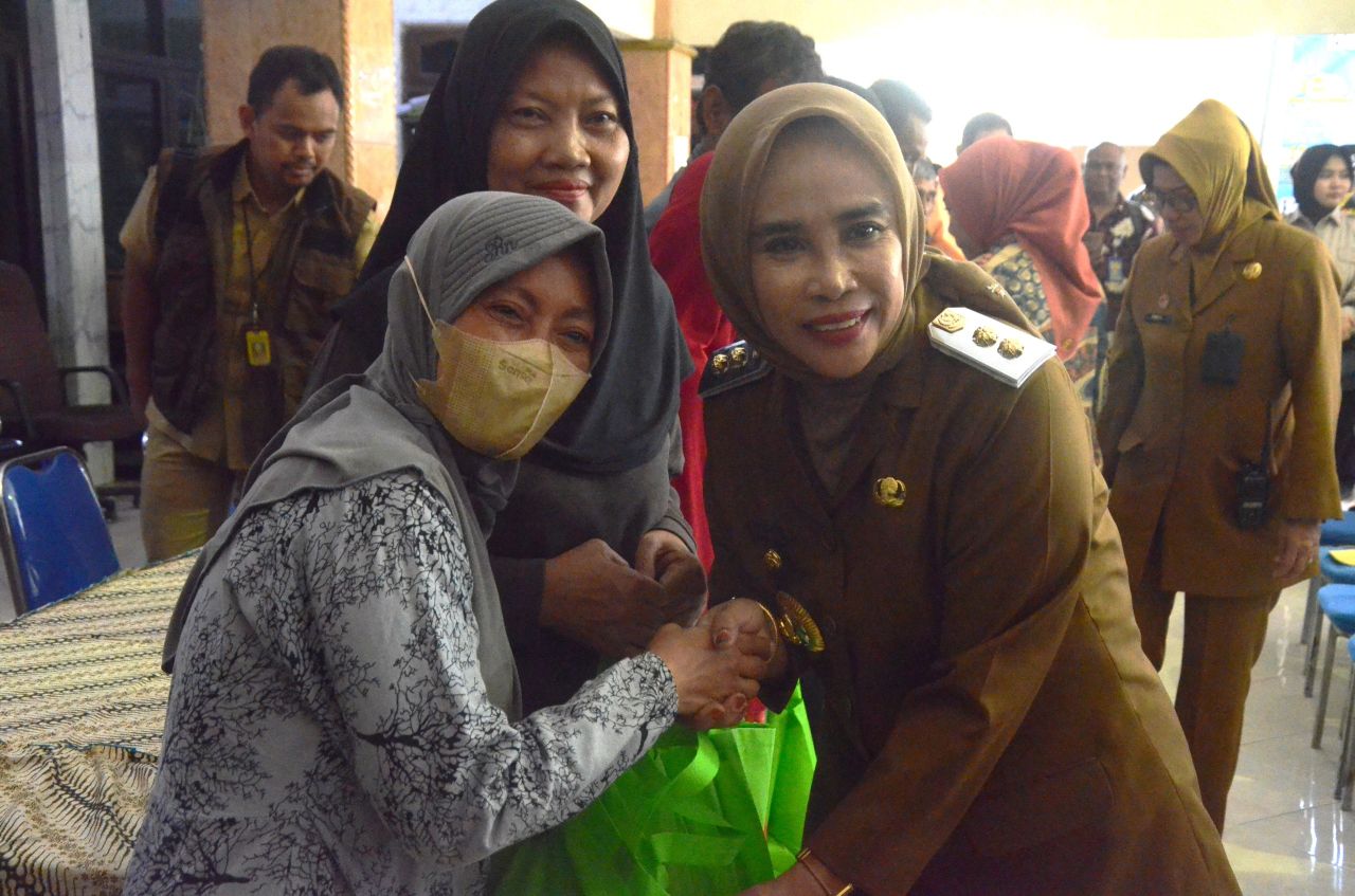 BANTUAN - Wabup Sidoarjo Mimik Idayana dan Direktur PT ECCO Indonesia menyerahkan bantuan paket sembako untuk 612 KK warga di tiga Desa di Kecamatan Candi, Sidoarjo, Senin (10/03/2025).