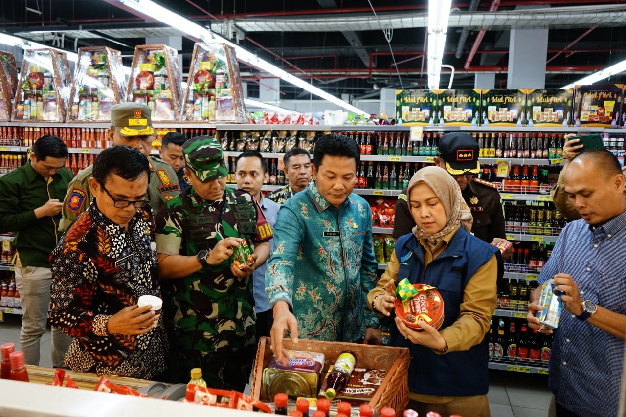 SIDAK - Bupati Sidoarjo, Subandi memimpin Inspeksi Mendadak (Sidak) Makanan Minuman (Mamin) di tiga Supermarket yang ada di Sidoarjo menjelang lebaran bersama Forkopimda Sidoarjo, Selasa (11/03/2025).