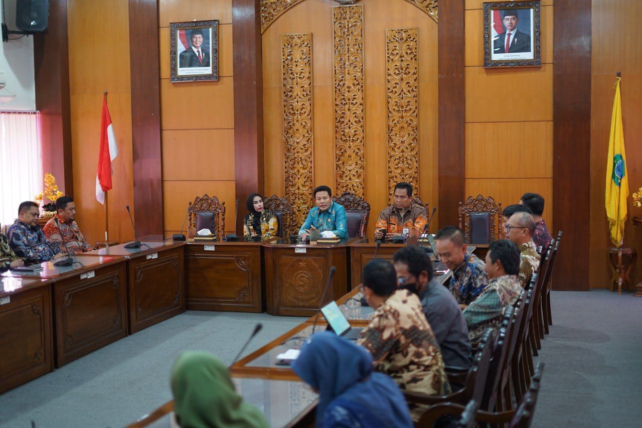 RAKOR - Bupati Sidoarjo Subandi memimpin rapat perbaikan jalan berlubang di Sidoarjo bakal diselesaikan sebelum Lebaran saat rapat koordinasi bersama pemangku kepentingan serta Camat se Sidoarjo di Ruang Delta Wicaksana, Selasa (11/03/2025).