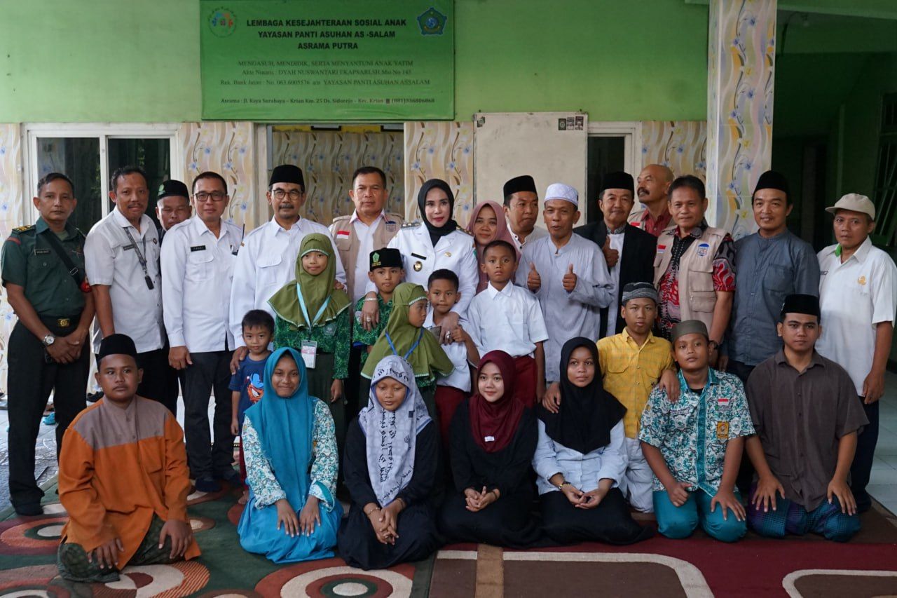 KUNJUNGAN - Wabup Sidoarjo Mimik Idayana menggelar kunjungan Bakti Sosial (Baksos) ke Yayasan Panti Asuhan As Salam Sidorejo dan At-Thoyibbun Sidomulyo, Kecamatan Krian serta Panti Asuhan Aisyiyah Muhammadiyah Kecamatan Balongbendo, Rabu (12/03/2025).