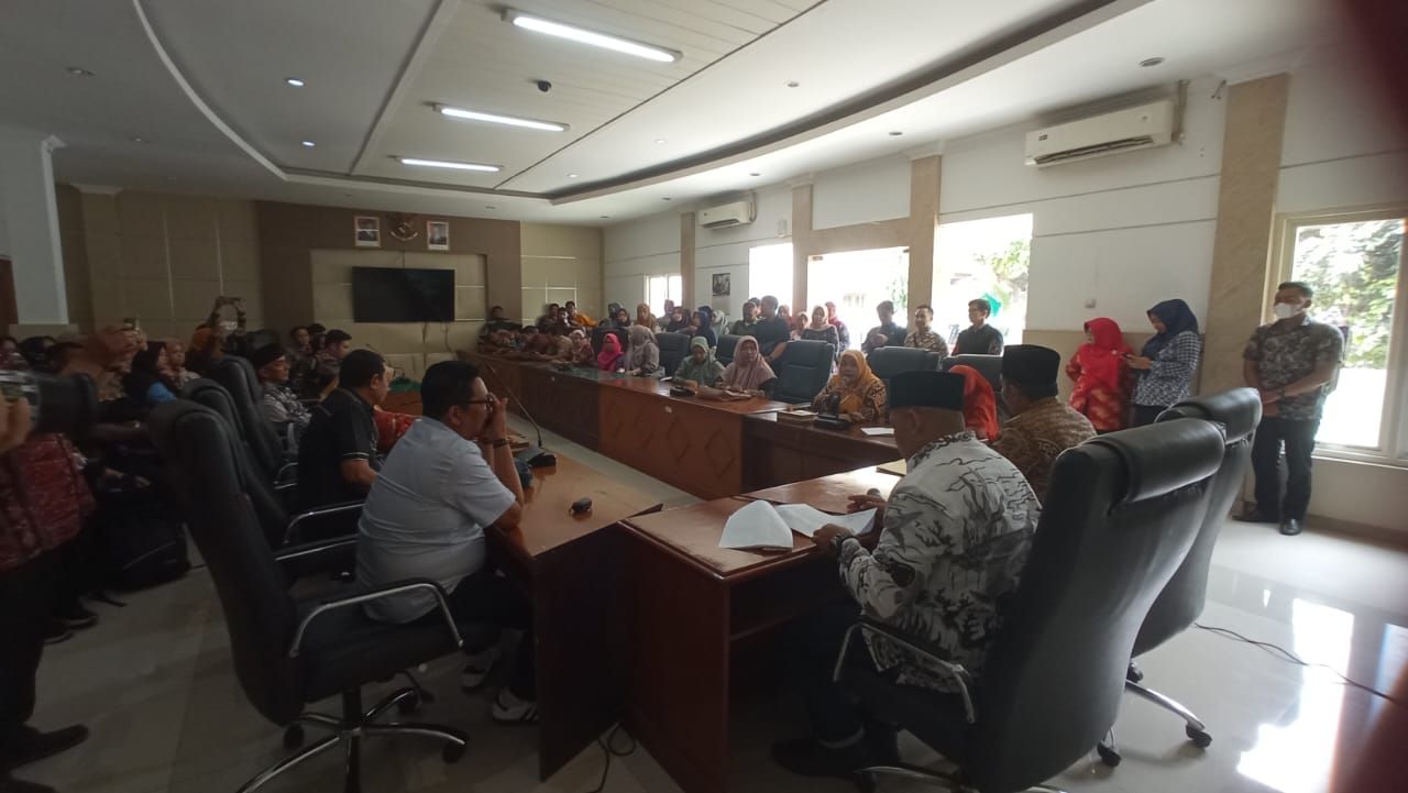 NGADUH - Sekitar 70 calon P3K dari tenaga guru hingga tenaga teknis lain mendatangi Kantor DPRD Sidoarjo menuntut terbitnya SE Menpan RB untuk segera dicabut mereka ditemui anggota dan pimpinan Komisi A dan Komidi D DPRD Sidoarjo, Kamis (13/03/2025).