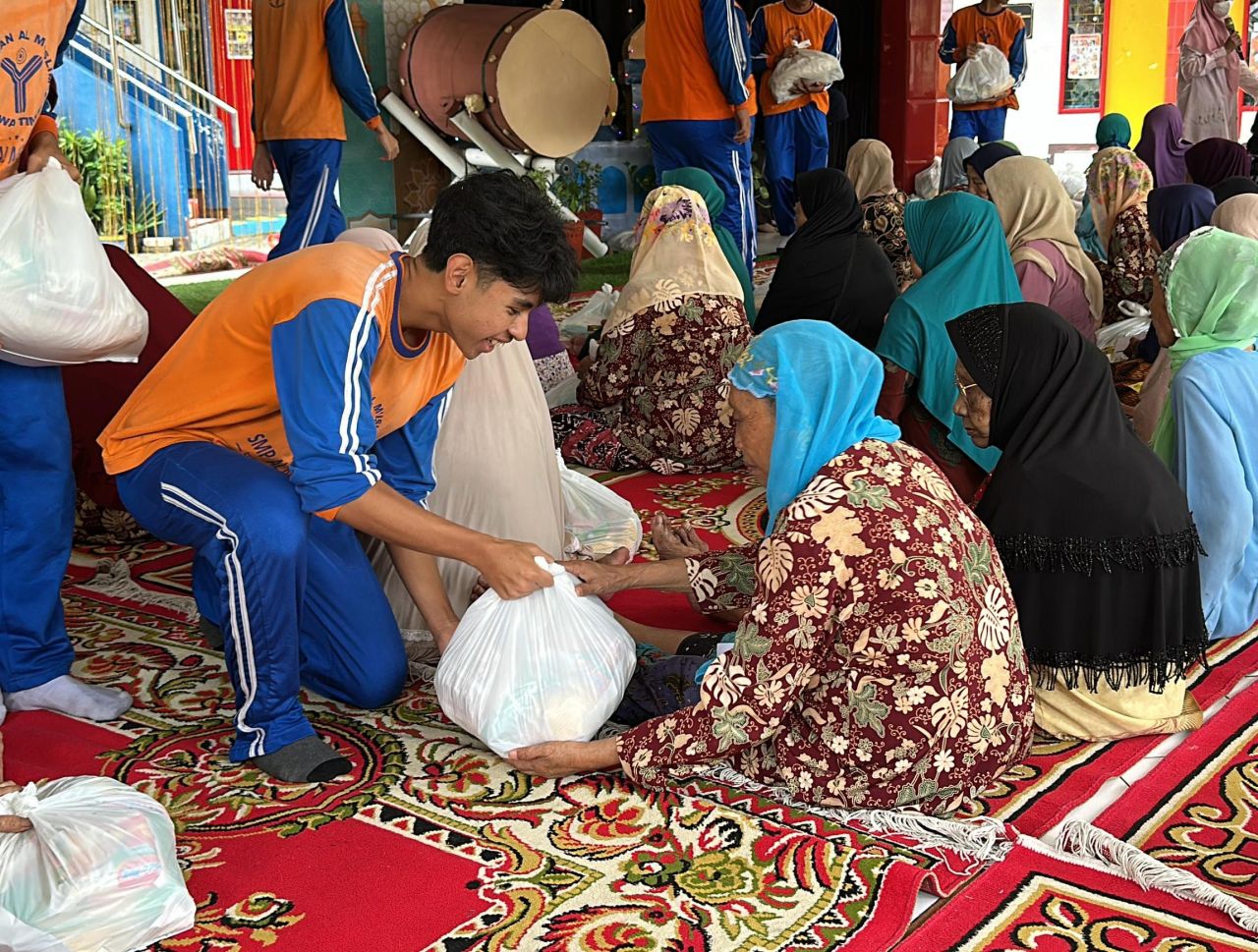 BERBAGI - Memasuki pertengahan bulan Suci Ramadhan memberikan motivasi tersendiri bagi seluruh siswa dan guru SMP Al Muslim melalui aksi peduli lansia dengan kegiatan berbagi sembako dan kue kering, Sabtu (15/03/2025).