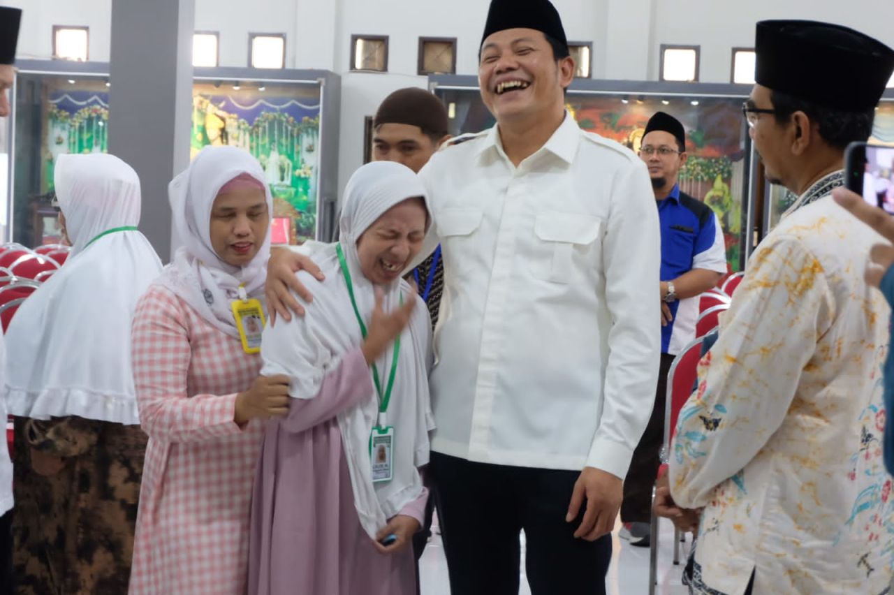 DUKUNG - Bupati Sidoarjo Subandi memberi dukungan berbagai kegiatan pemenuhan hak dan perlindungan para disabilitas saat acara Pondok Ramadhan Ikatan Tuna Netra Muslim Indonesia (ITMI) Sidoarjo, di Museum Mpu Tantular Buduran Sidoarjo Minggu (16/03/2025).