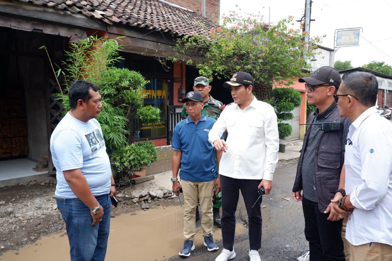 SIDAK - Bupati Sidoarjo, Subandi turun langsung melakukan inspeksi mendadak (sidak) ke jalan Desa Kureksari, Kecamatan Waru, Sidoarjo yang kondisinya rusak berat, Minggu (16/03/2025).