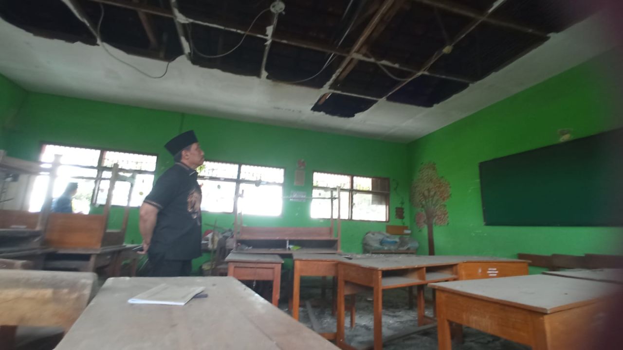 SIDAK - Ketua Komisi D DPRD Sidoarjo menggelar Sidak di SDN Anggaswangi 1 dan SDN Suruh, Kecamatan Sukodono, Sidoarjo karena kekurangan ruang kelas dan bangunan kelasnya sudah memperlihatkan, Senin (17/03/2025).