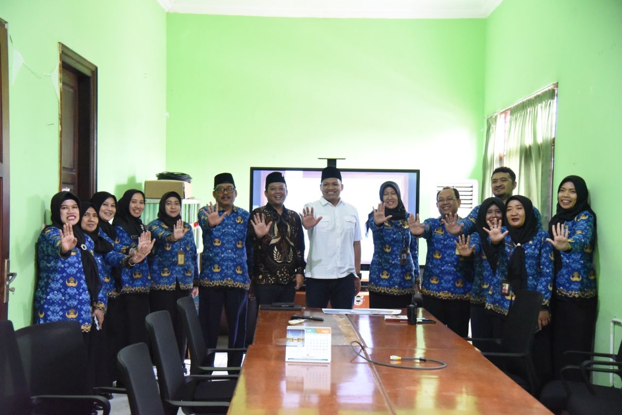 INTEGRITAS - Seluruh ASN Dinas Kominfo Pemkab Sidoarjo menyatakan komitmen menghindari praktik Korupsi, Kolusi, Nepotisme (KKN) dalam pelaksanaan tugasnya dengan menandatangani Pakta Integritas bersama-sama usai apel, Senin (17/03/2025).