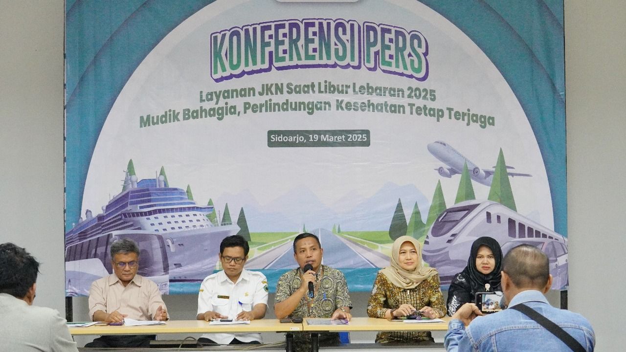 KONFERENSI PERS - Kepala Kantor Cabang (Kancab) BPJS Kesehatan Sidoarjo, Munaqib didampingi petugas Dinas Kesehatan (Dinkes), para dokter dan para stafnya menggelar konferensi pers di kantornya terkait persiapan libur panjang arus mudik dan balik lebaran,