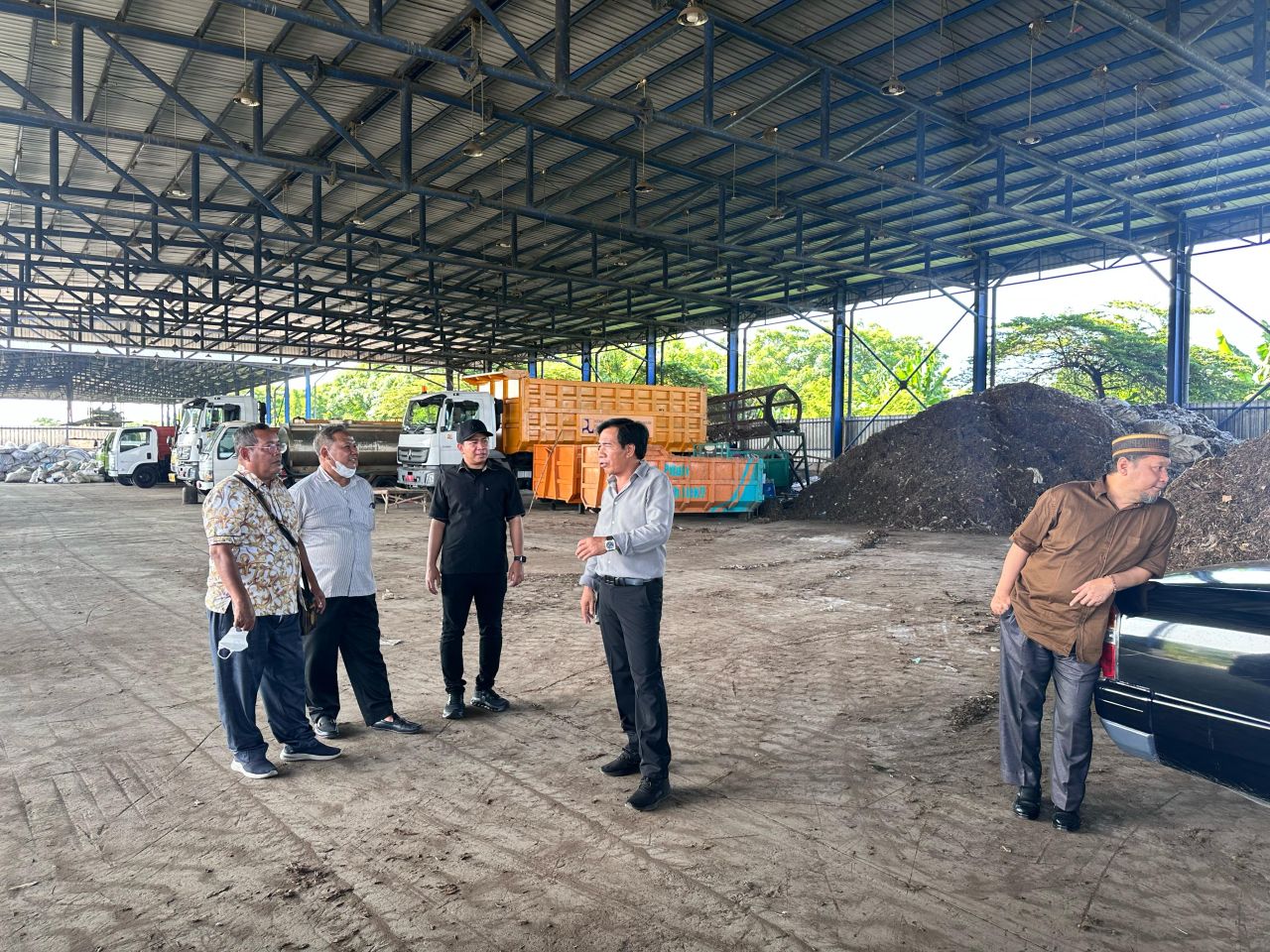 SIDAK - Sejumlah anggota dan pimpinan Komisi C DPRD Sidoarjo mengejar Inspeksi Mendadak (Sidak) ke Tempat Penampungan Akhir (TPA) Griyo Mulyo, Kecamatan Jabon untuk memastikan pengelolaan dan penanganan sampah bagi warga Sidoarjo pekan kemarin.