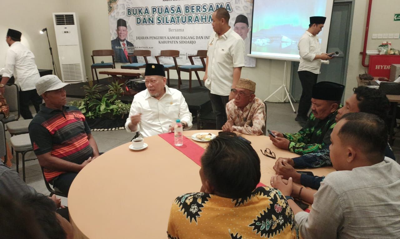 SERAP ASPIRASI - Ketua DPD RI, AA La Nyalla Mahmud Mattalitti menyerap aspirasi petani tambak Sidoarjo yang sudah 4 bulan tidak panen karena banjir saat menghadiri acara Kadin Sidoarjo di Luminor Hotel JL Pahlawan, Sidoarjo, Rabu (19/03/2025) petang.