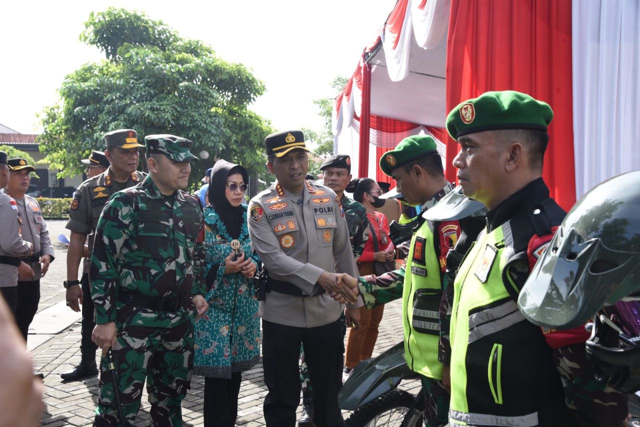 APEL - Kapolresta Sidoarjo Kombes Pol Christian Tobing memimpin Apel Gelar Pasukan Operasi Ketupat Semeru 2025 di halaman Polresta Sidoarjo, Kamis (20/03/2025).