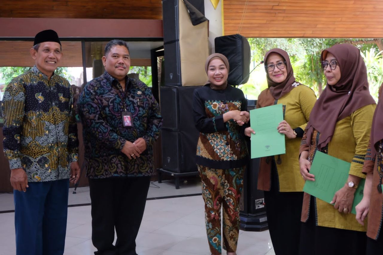 DORONG - Istri Bupati Sidoarjo, Sriatun Subandi menghadiri Rapat Anggota Tahunan Koperasi Konsumen Delta Sari Sejahtera Tahun Buku 2024 dan mendorong koperasi berkembang saat acara di Pendopo Delta Wibawa, Kamis (20/03/2025).