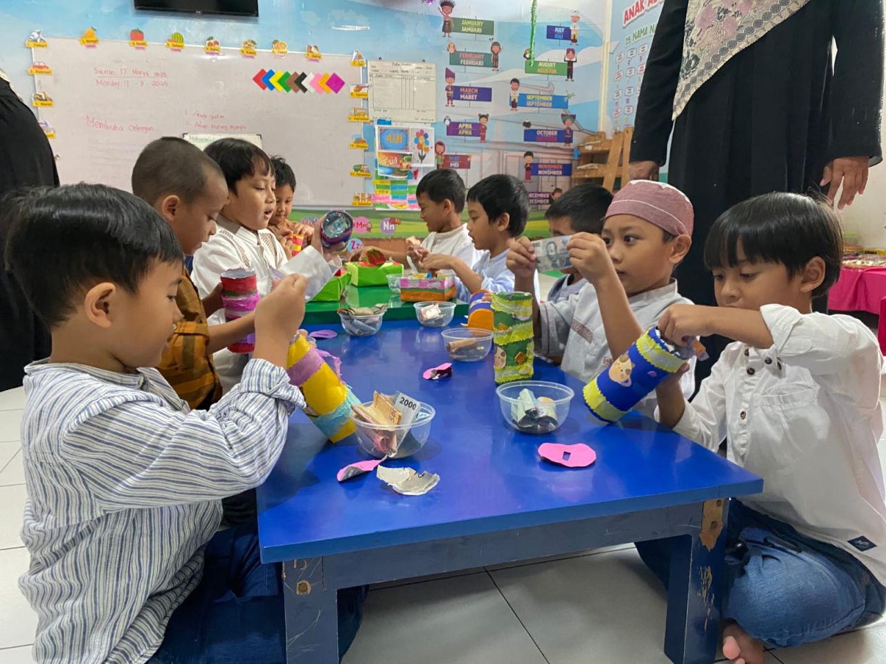 PARCEL - Siswa dan siswi KB TK Al Muslim menyusun parcel hasil celengan sedekah subuh mereka sediri untuk diberikan ke Satpam, tukang kebun dan sampah serta lainnya yang membutuhkan sembako menjelang hari Raya Idul Fitri 1446 Hijriyah, Kamis (20/03/2025).