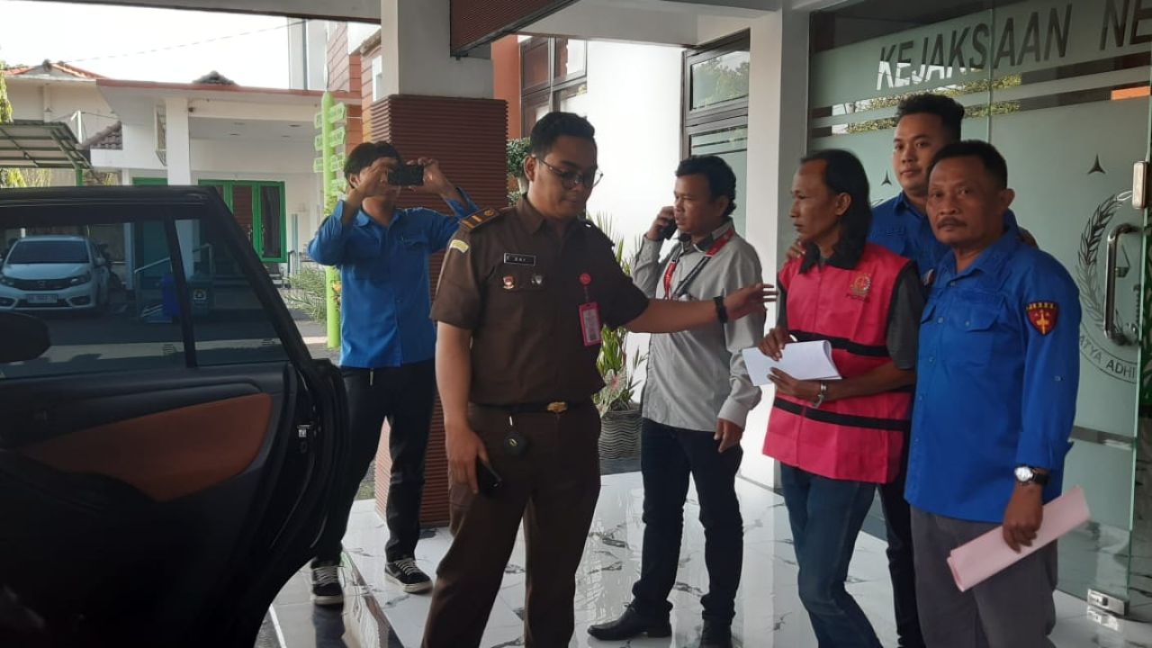 TAHAN - Penyidik Pidsus, Kejari Sidoarjo menetapkan tersangka baru kasus dugaan korupsi Pungli Pendaftaran Tanah Sistematis Lengkap (PTSL) Tahun 2023 Desa Gilang, Kecamatan Taman, Sidoarjo, yakni WW menyusul tiga tersangka sebelumnya, Kamis (20/03/2015) s