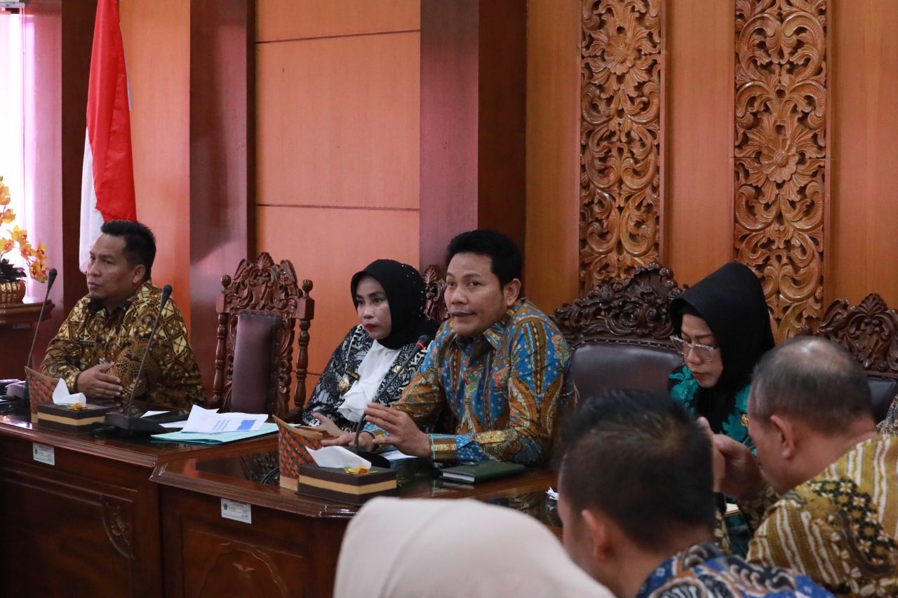 RAKOR - Bupati Sidoarjo Subandi dan Wabup Sidoarjo Mimik Idayana memimpin Rapat Koordinasi (Rakor) progres kolaborasi pemeliharaan jalan menjelang Lebaran Tahun 2025 di Ruang Rapat Delta Wicaksana, Kamis (20/03/2025).
