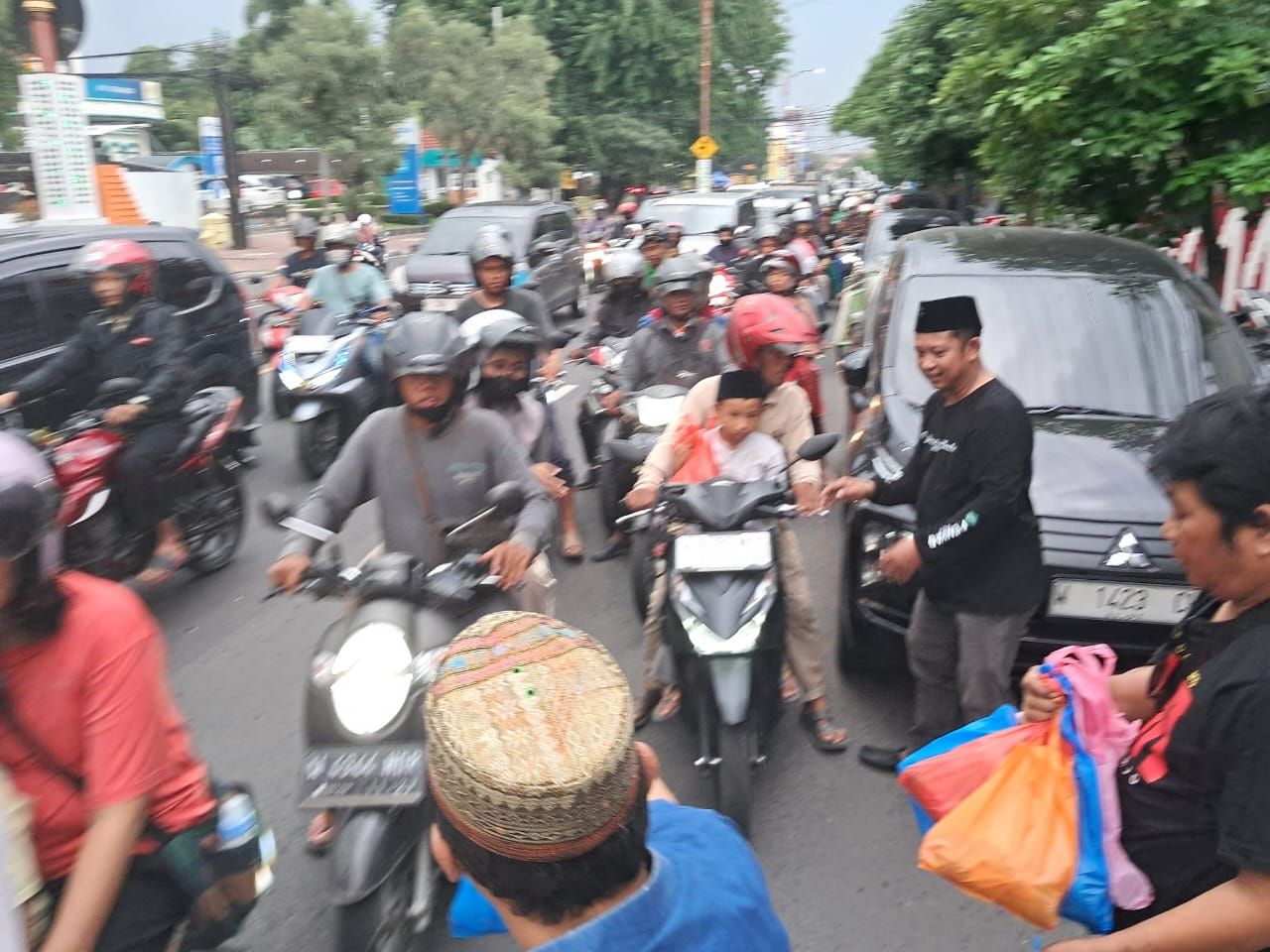 BAGI TAKJIL - Pengurus Persatuan Wartawan Indonesia (PWI) Kabupaten Sidoarjo menggelar kegiatan pembagian takjil untuk berbuka puasa di depan Balai Wartawan Sidoarjo Jumat (21/03/2025) sore.