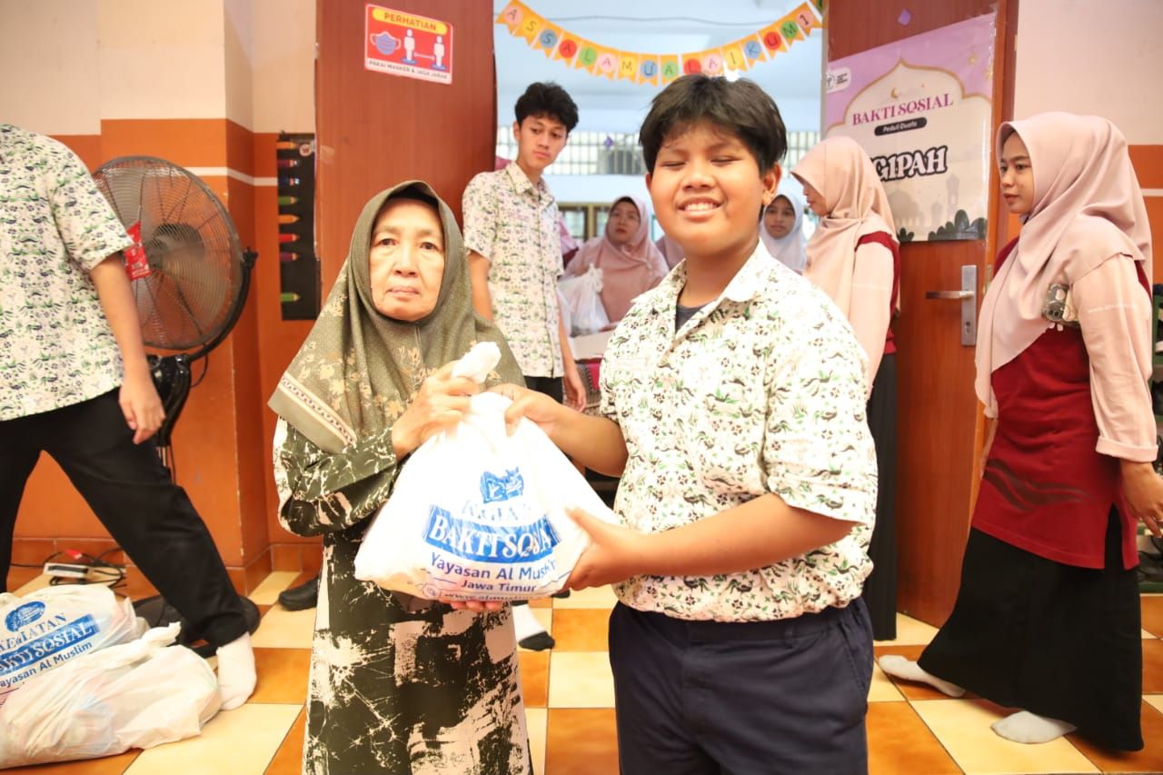 BAKSOS - Yayasan Al Muslim Jawa Timur membagikan 1.443 paket sembako untuk anak yatim dan kaum dhuafa di sekitar lingkungan sekolah di masa akhir Ramadhan 1446 Hijriyah, Sabtu (22/03/2025).