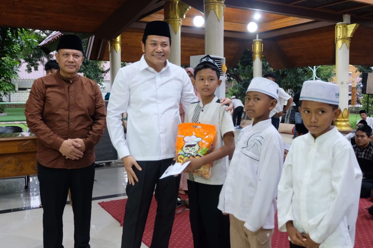 SANTUNAN - Sebagai wujud kepedulian terhadap anak yatim, Siantar TOP Peduli bersama Baznas Sidoarjo menggelar Buka Puasa dan Santunan Anak Yatim yang diikuti kurang lebih 300 anak yatim di Pendopo Delta Wibawa, Sidoarjo, Sabtu (22/03/2025).