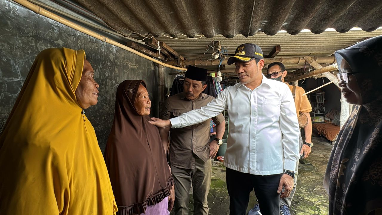 RTLH - Bupati Sidoarjo, Subandi terus melakukan kegiatan sosial untuk masyarakat Sidoarjo. Kali ini, Subandi menggelar Inspeksi Mendadak (Sidak) Rumah Tidak Layak Huni (RTLH) di tiga desa sekaligus, Minggu (23/03/2025).