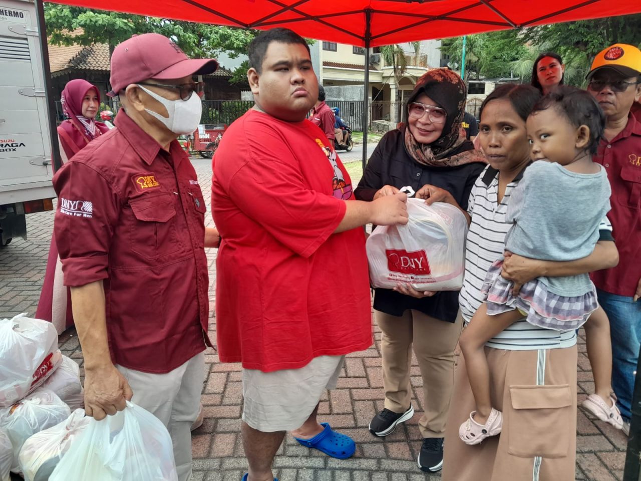 BERBAGI - DNY Skincare kembali berbagi untuk warga dhuafa, anak yatim dan penyandang disabilitas menjelang lebaran dengan membagikan 2.500 bingkisan lebaran di Perum Puri Surya Jaya, Kecamatan Gedangan, Sidoarjo, Senin (24/03/2025).