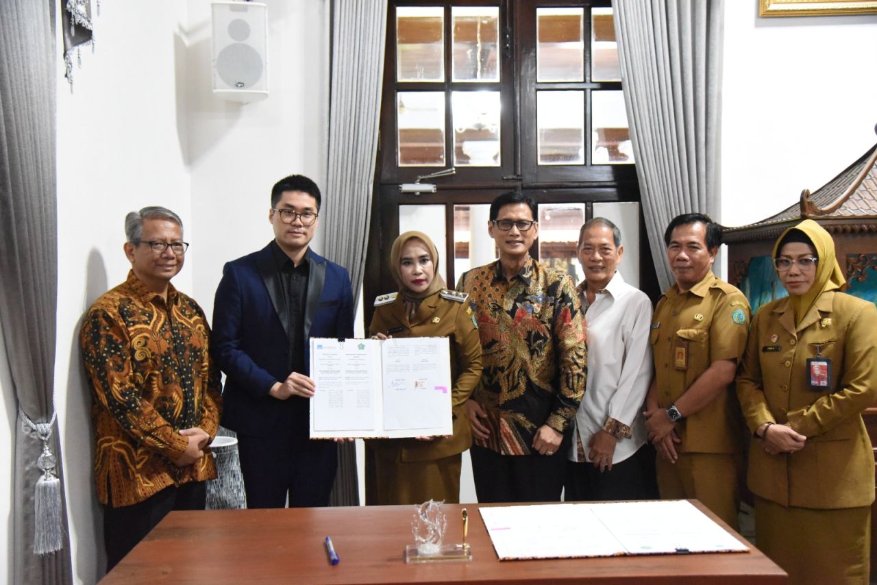 KERJASAMA - Pemkab Sidoarjo merealisasikan kerjasama pengelolaan Tempat Pemrosesan Akhir (TPA) Griyo Mulyo, Kecamatan Jabon, Sidoarjo dengan China Water Industry (CWI) Group Limited melalui MoU di Pendopo Delta Wibawa, Senin (24/03/2025).