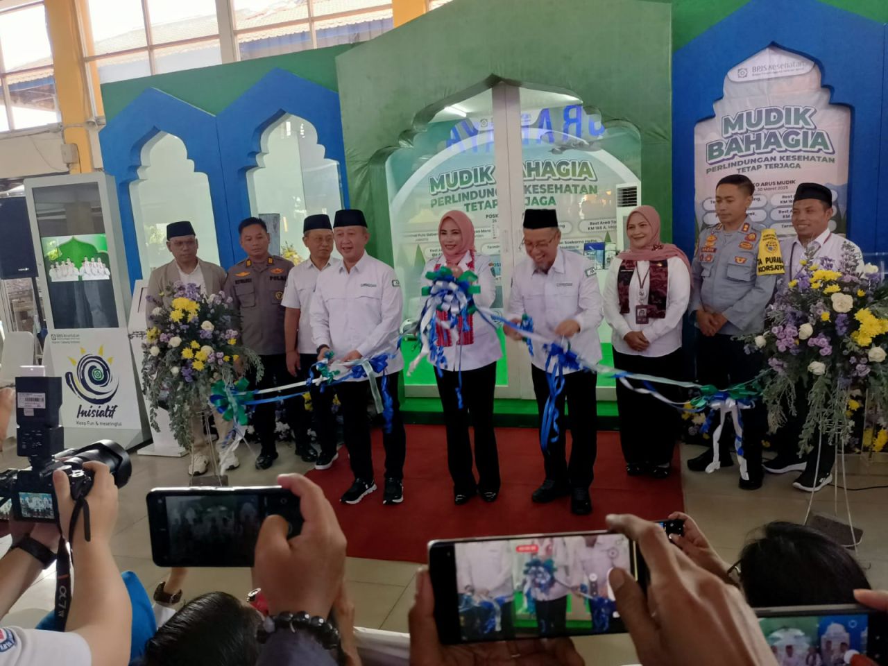 POSKO MUDIK - Wabup) Sidoarjo Mimik Idayana bersama Direktur Teknologi dan Informasi BPJS Kesehatan, Edwin Aristiawan beserta jajarannya saat meresmikan Posko Mudik BPJS Kesehatan di Terminal Purabaya Sidoarjo, Rabu (26/03/2025).