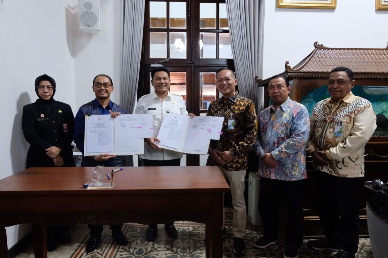 MoU - Bupati Sidoarjo Subandi menandatangani Memorandum of Understanding (MoU) Pemkab Sidoarjo dan BPJS Ketenagakerjaan terkait Sinergi Pelaksanaan Program Jaminan Sosial Ketenagakerjaan. Acara ini, berlangsung di Pendopo Delta Wibawa, Rabu (26/03/2025).