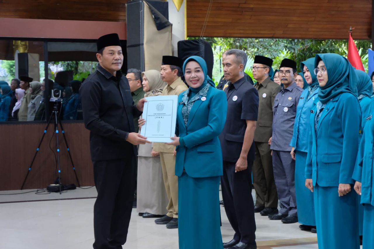 LANTIK - Bupati Sidoarjo, Subandi secara resmi melantik dan mengukuhkan Pengurus TP PKK serta Tim Pembina Posyandu Kabupaten Sidoarjo untuk masa bakti 2025 - 2030 yang berlangsung di Pendopo Kabupaten Sidoarjo, Rabu (26/03/2025).