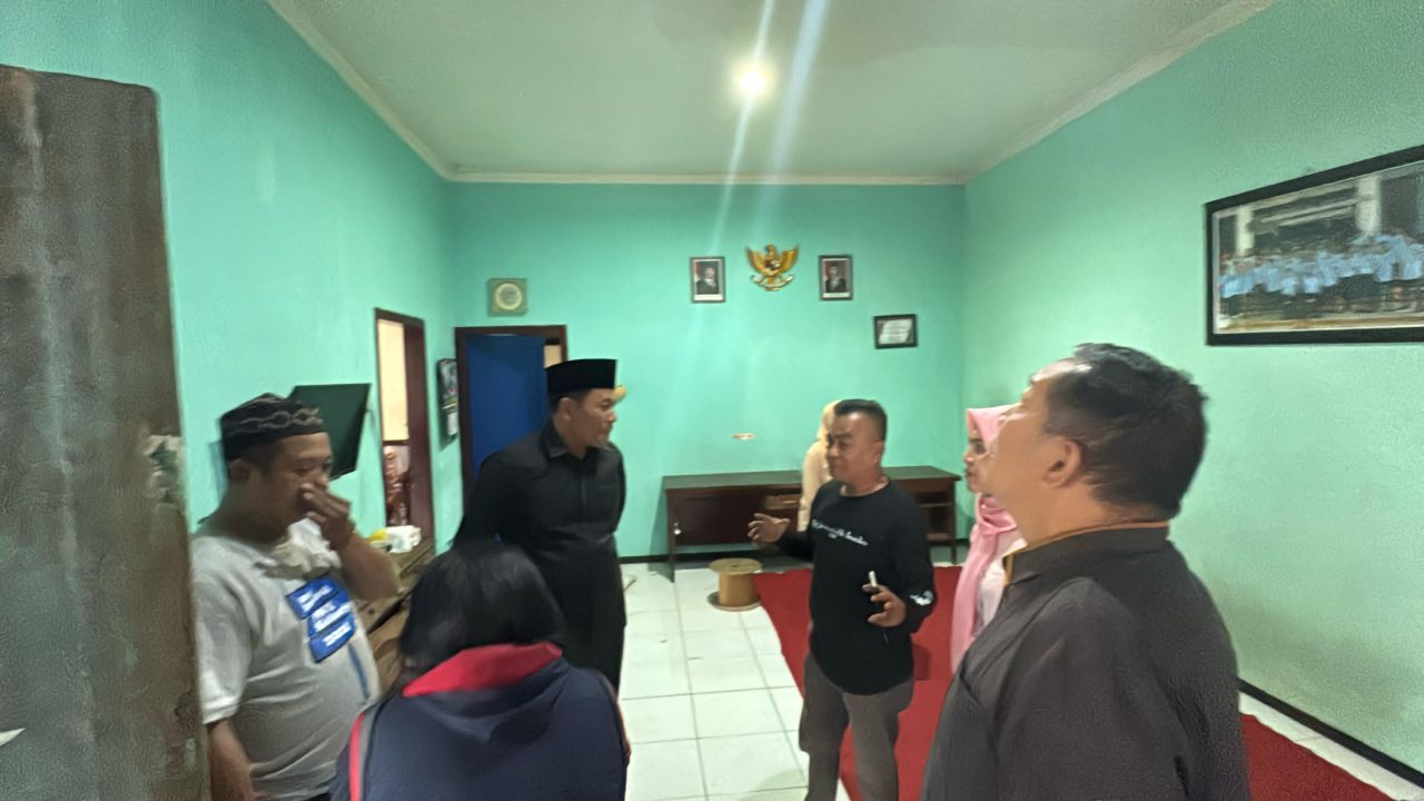 CEK - Bupati Sidoarjo Subandi mengecek kondisi bangunan balai wartawan yang rusak bersama Sekda dan Wakil Ketua DPRD Sidoarjo, Rabu (26/03/2025).
