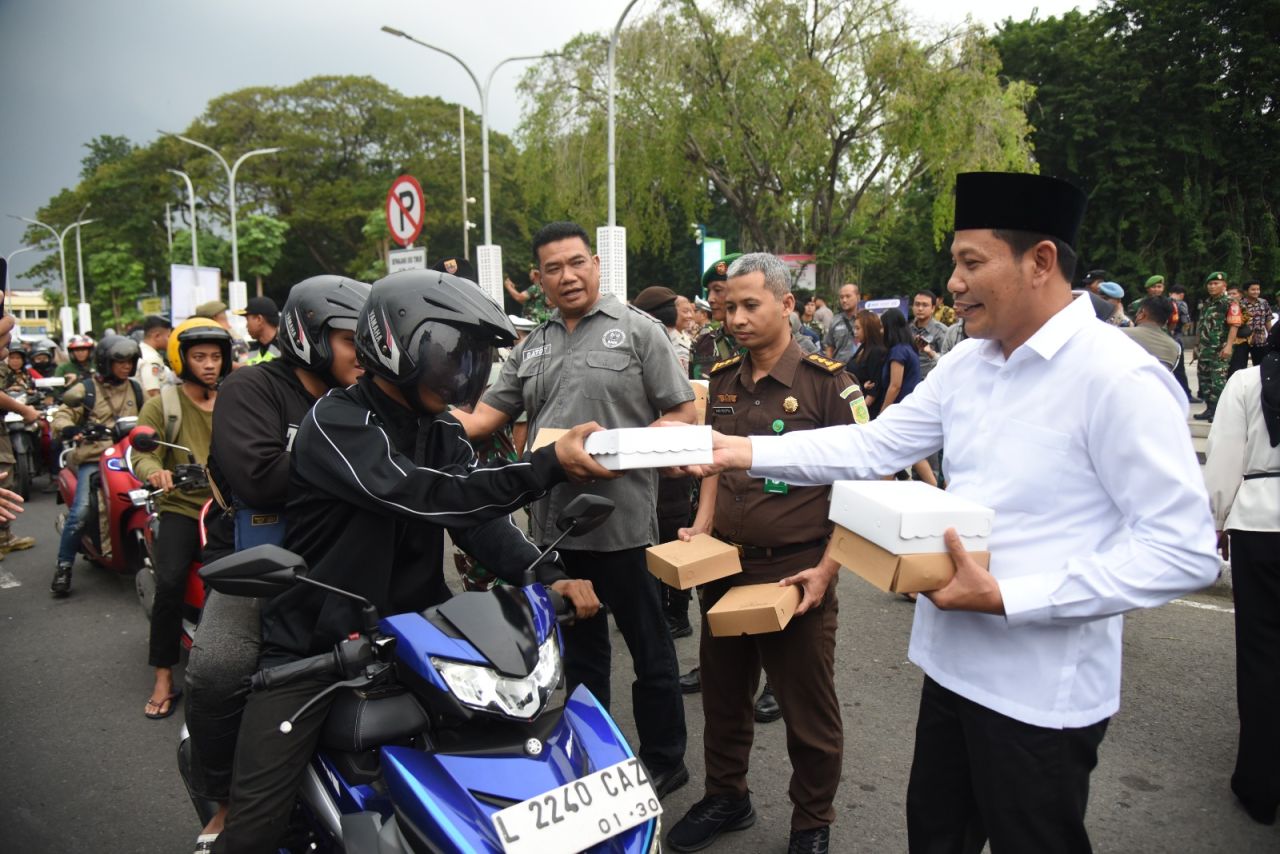 TAKJIL - Bupati Sidoarjo, Subandi Wakil Bupati Sidoarjo, Mimik Idayana dan Forkopimda bagi 4.000 paket takjil di depan Monumen Jayandaru Alun-Alun Sidoarjo, Kamis (27/03/1/2025) sore.