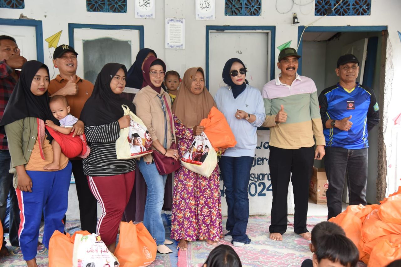 SEMBAKO - Wabup Sidoarjo, Mimik Idayana membagikan 120 paket sembako untuk warga kampung terpencil di Dusun Pucukan, Kelurahan Gebang Kecamatan/Kabupaten Sidoarjo, Sabtu (29/03/2025).
