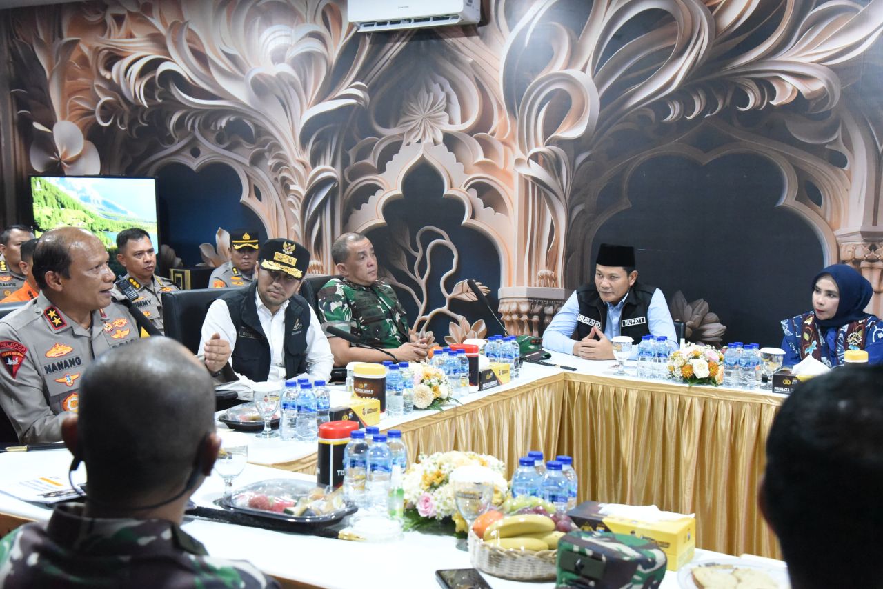 SIDAK - Wagub Jatim Emil Elestianto Dardak bersama Kapolda Irjen Pol Nanang Avianto, Bupati Sidoarjo Subandi, Wabup Sidoarjo Mimik Idayana, Kapolres Sidoarjo, Dandim 0816 dan Ketua DPRD sidak Posko Terpadu Pengamanan Mudik di Terminal Bungurasih, Sidoarjo
