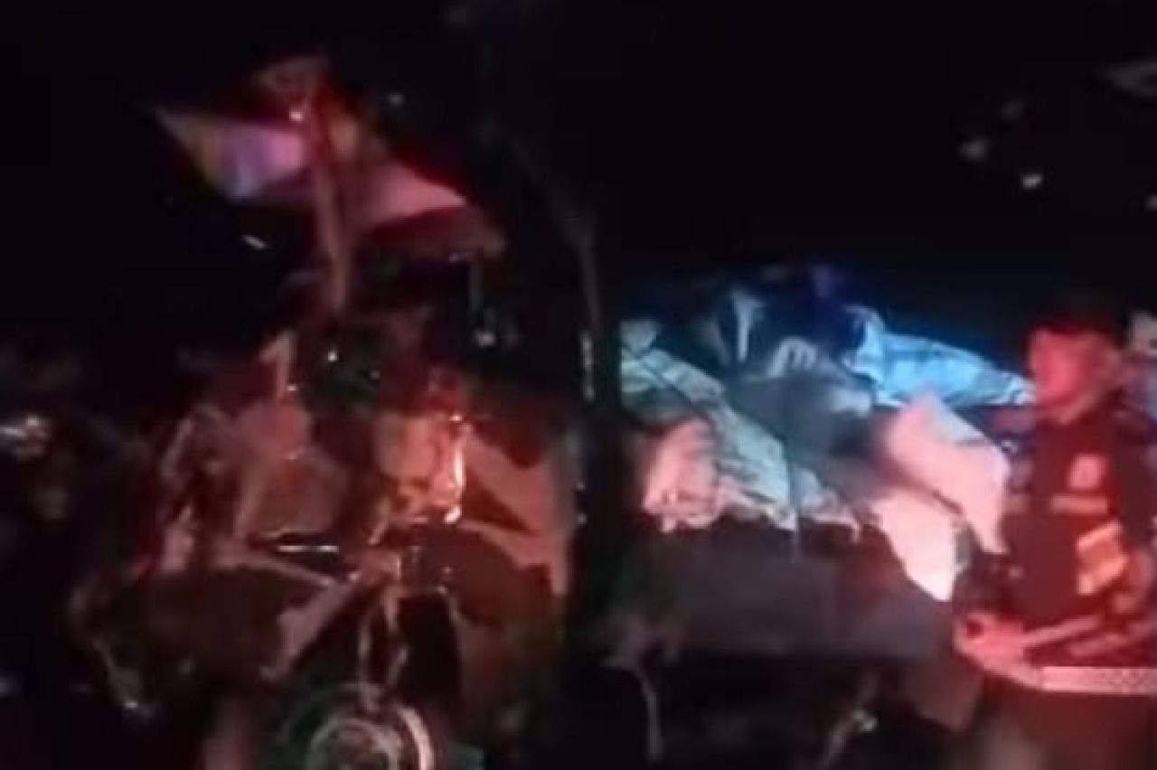 EVAKUASI - Petugas Satuan Lantas, Polres Mojokerto mengevaluasi mobil pikup dan L300 usai adu banteng di By Pass Mojokerto tepatnya di depan Hotel Aston Mojokerto, Kamis (06/03/2025) malam.