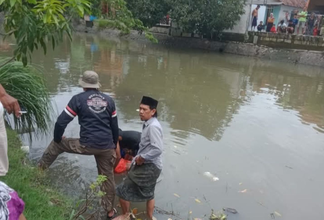 DITEMUKAN - Korban tenggelam di Sungai Pucang, Fawwas Juliansah (12) warga Perumahan Pondok Jati, Sidoarjo yang dicari tim gabungan ditemukan di Desa Blurukidul, Kecamatan Sidoarjo sekitar 4 kilometer dari lokasi korban tenggelam, Senin (10/03/2025).